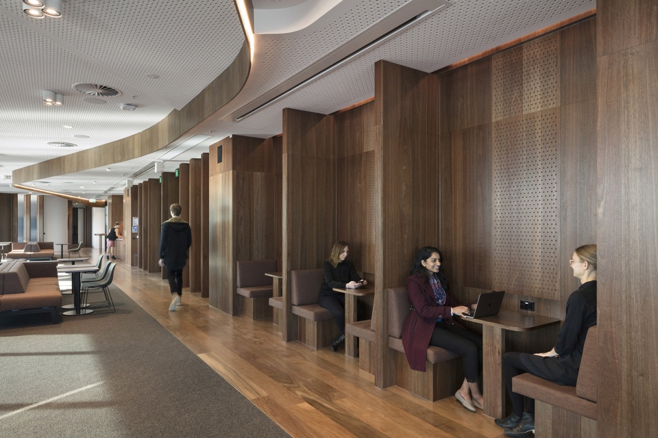 vccc level 13 executive workplace by designinc