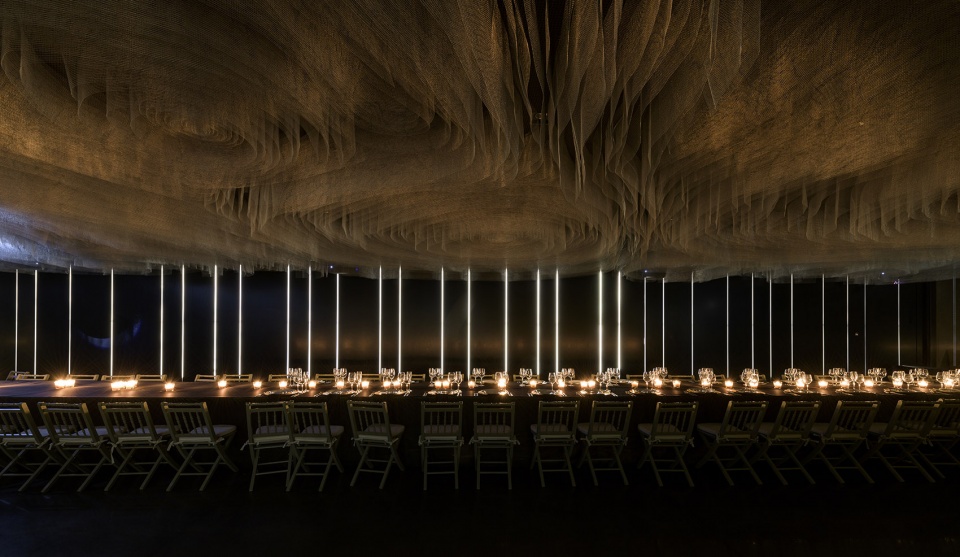 Suspended matter box Portugal by MMVarquitectos