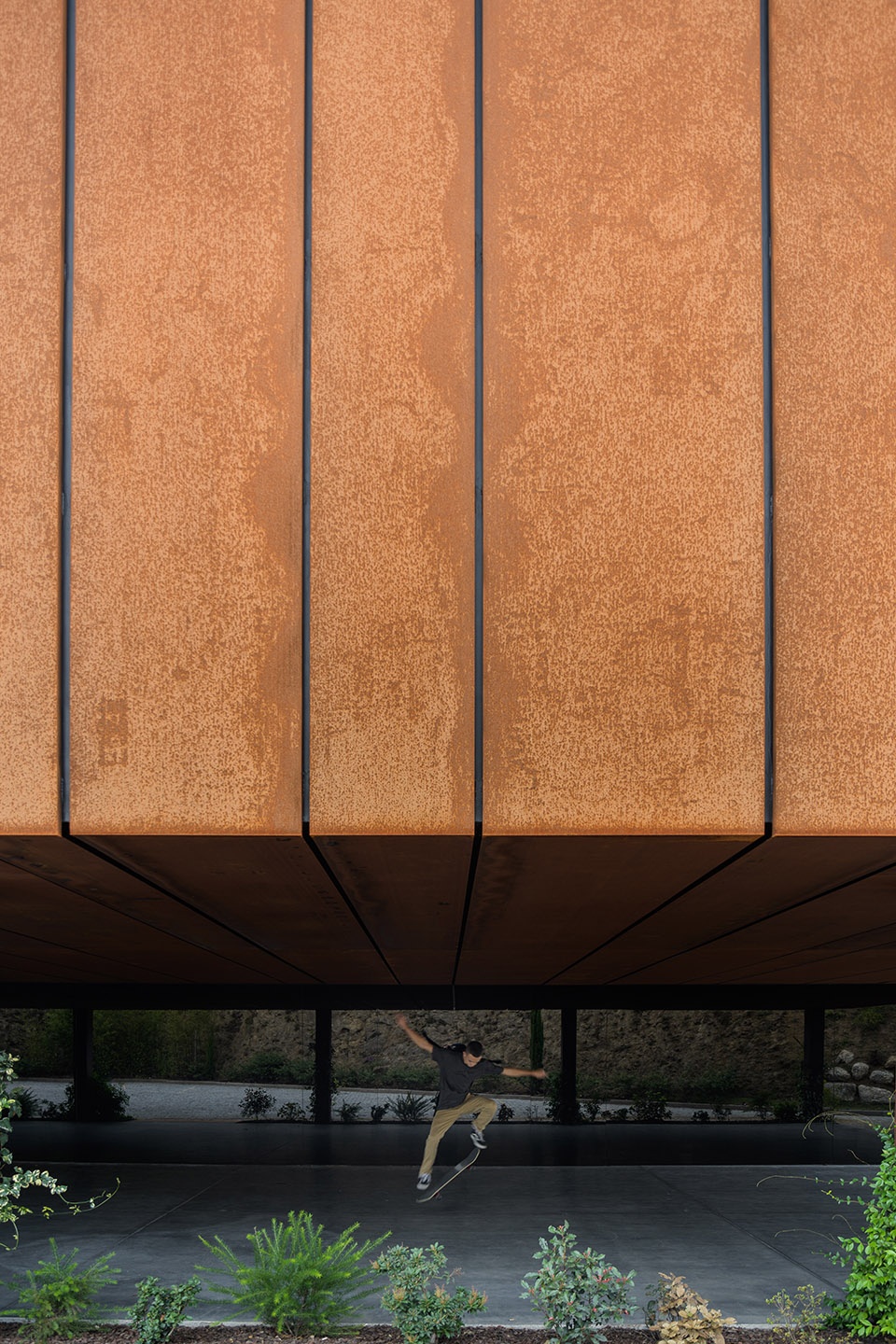 Suspended matter box Portugal by MMVarquitectos