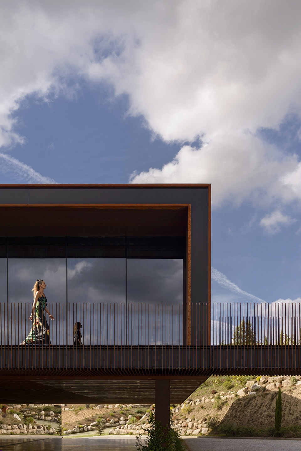 Suspended matter box Portugal by MMVarquitectos