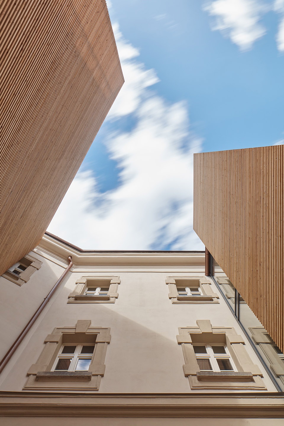 new lecture center vspj by qarta architektura