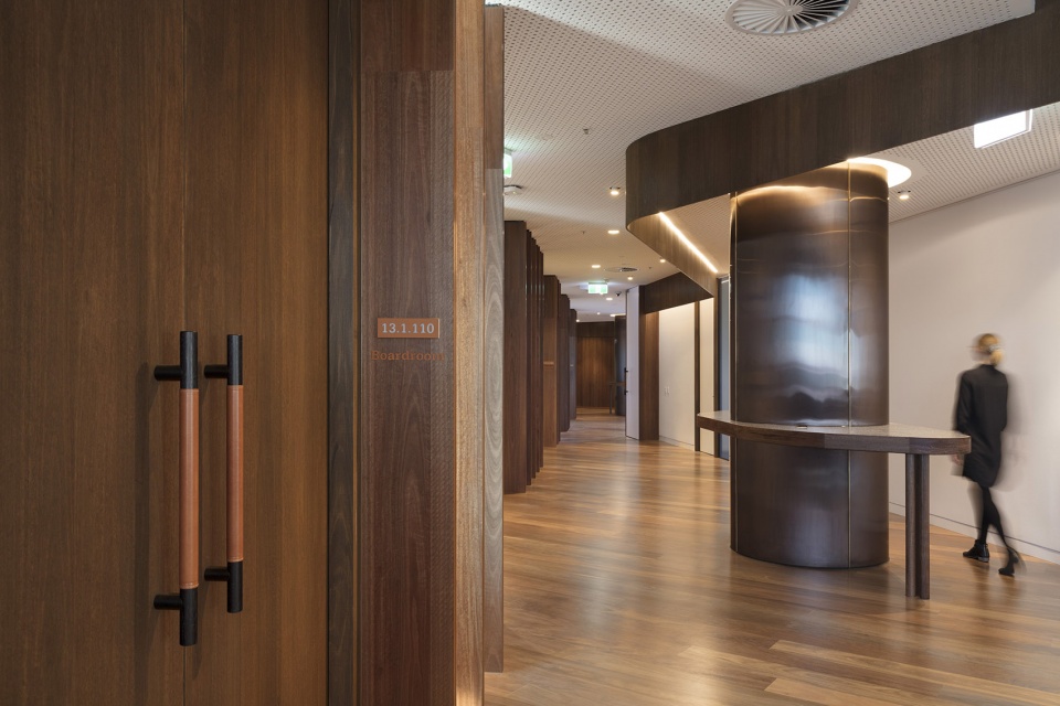 vccc level 13 executive workplace by designinc