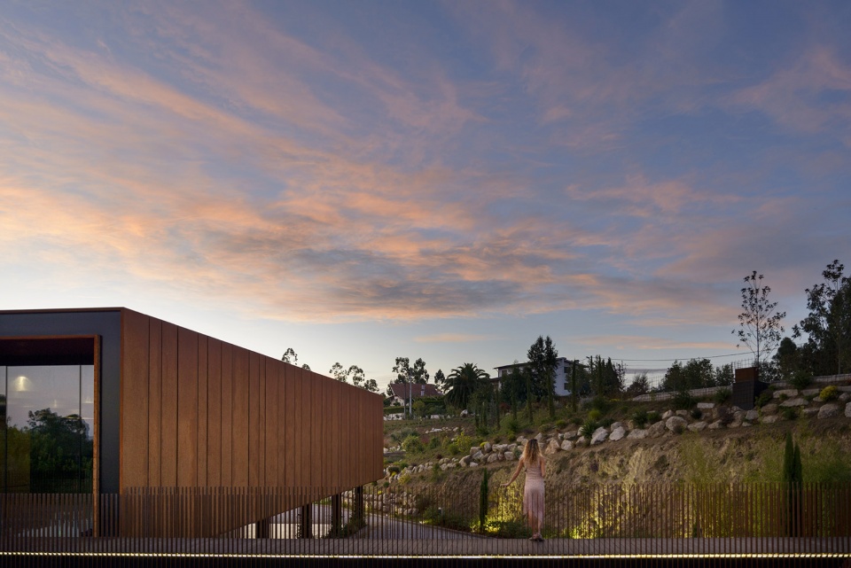 Suspended matter box Portugal by MMVarquitectos