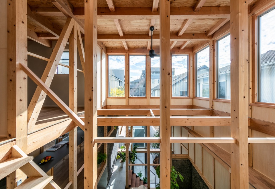 house with 5 retaining walls by kiyoaki takeda architects