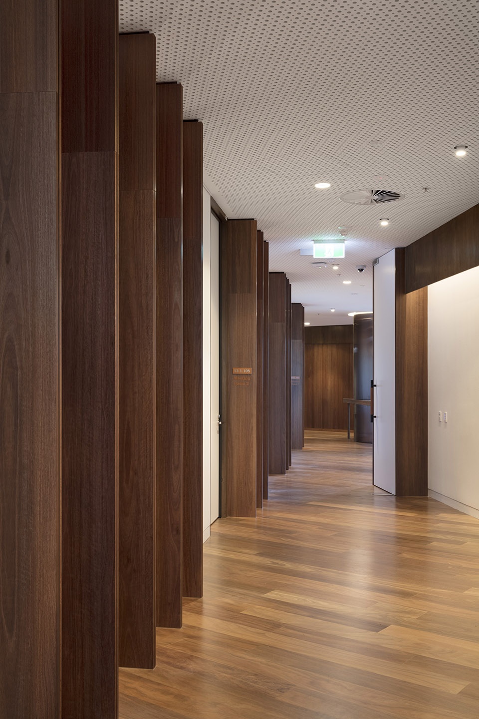 vccc level 13 executive workplace by designinc