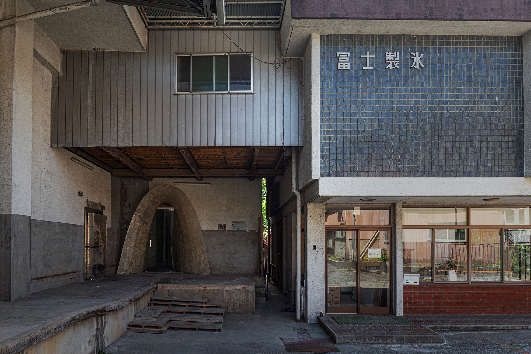himuro gallery and residence by taku sakaushi and ofda