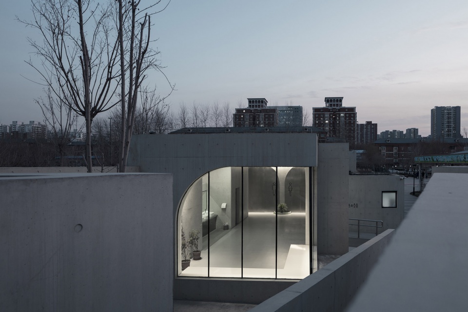 public toilet in beijing international sculpture park by rushi architects