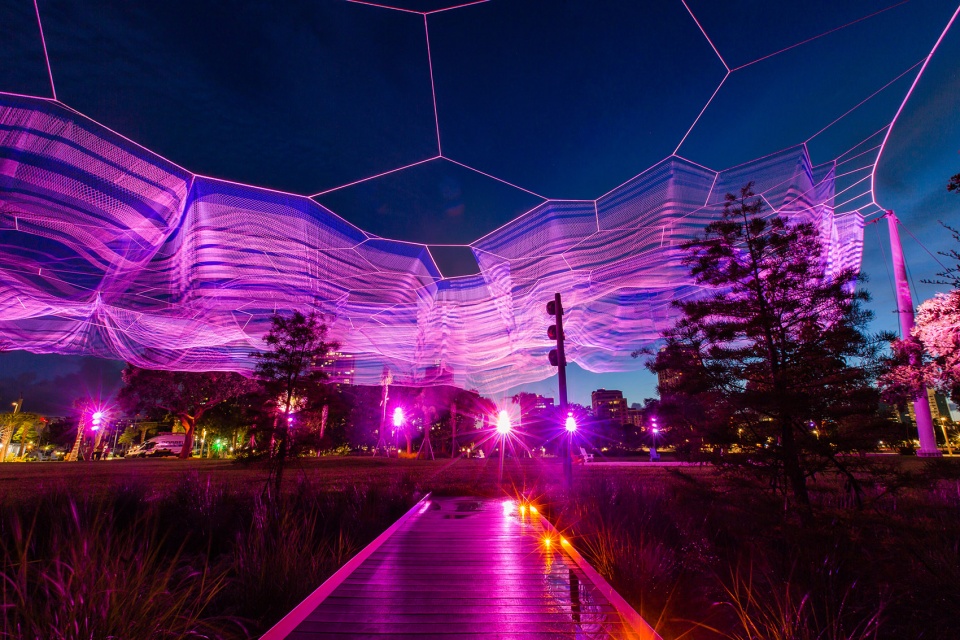bending arc sculpture studio echelman