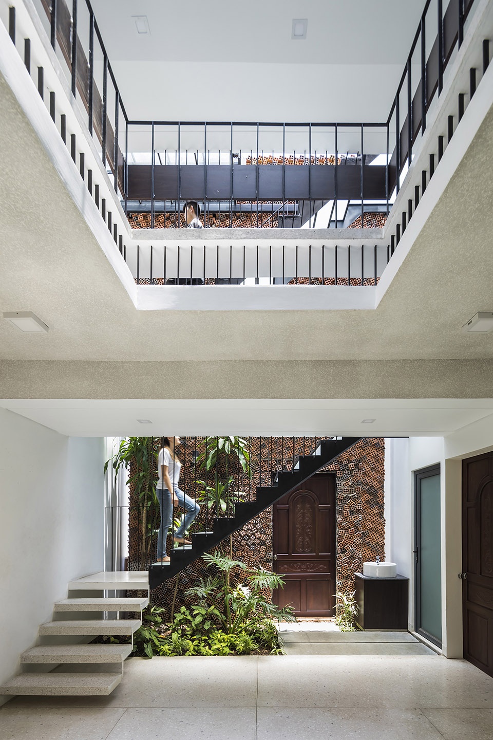 Wall house Creative Architects