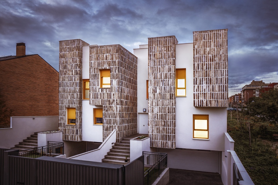 montecarmelo townhouses by ooiio architecture