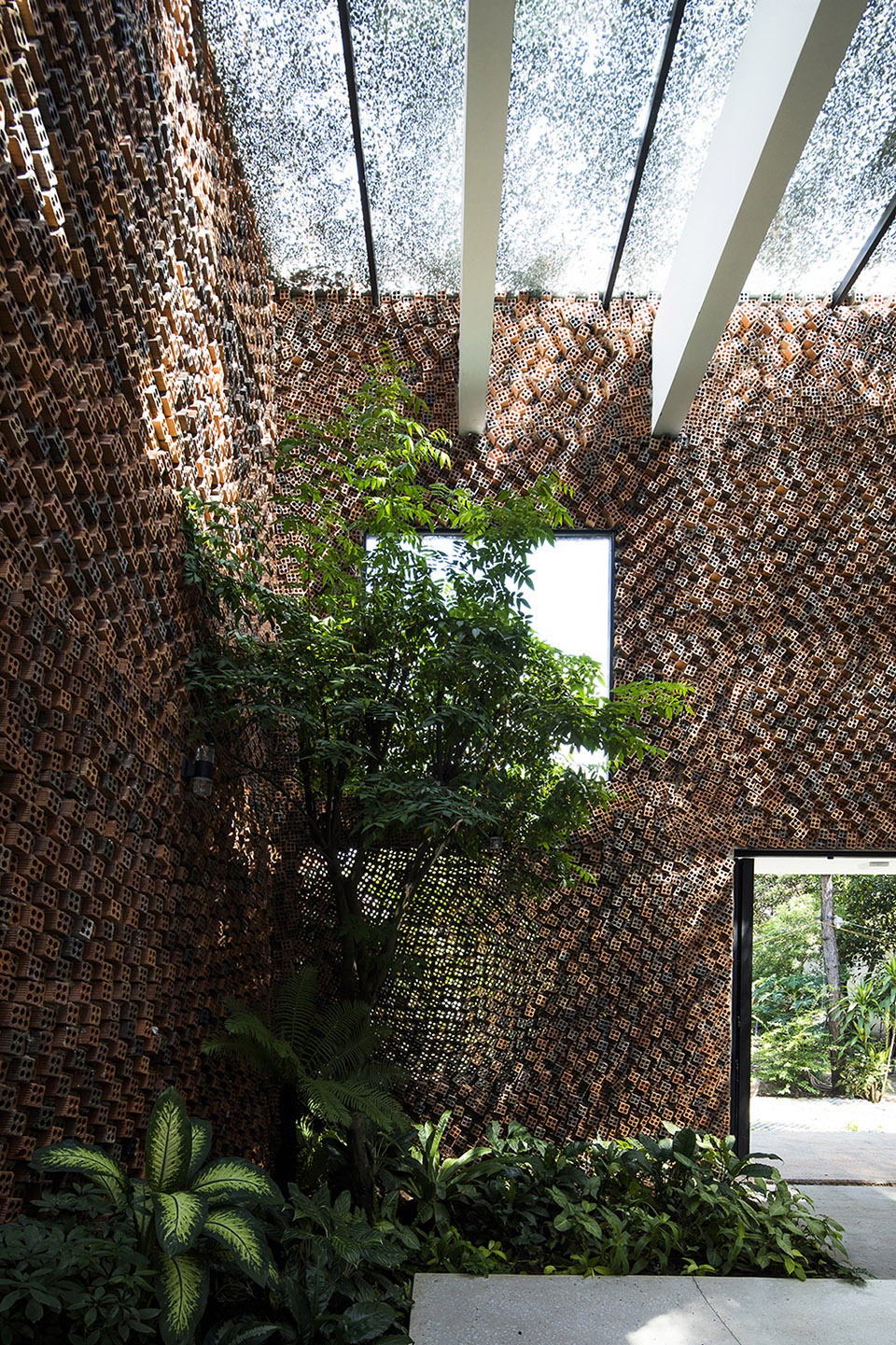 Wall house Creative Architects