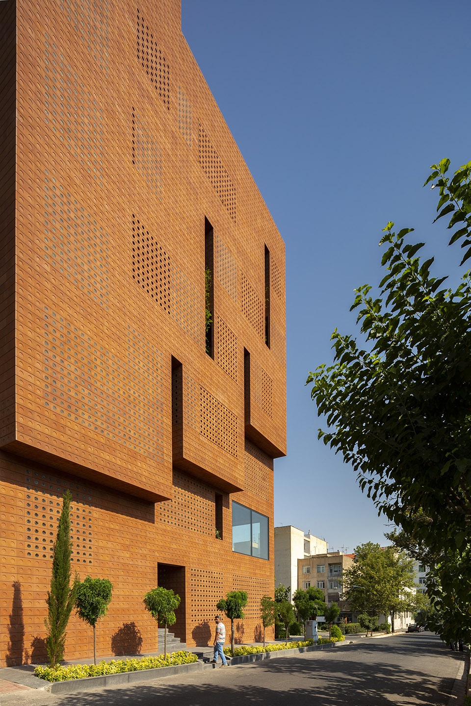 kohan ceram building by hooba design group