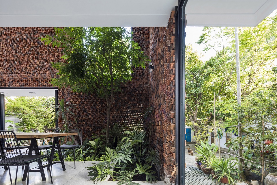 Wall house Creative Architects