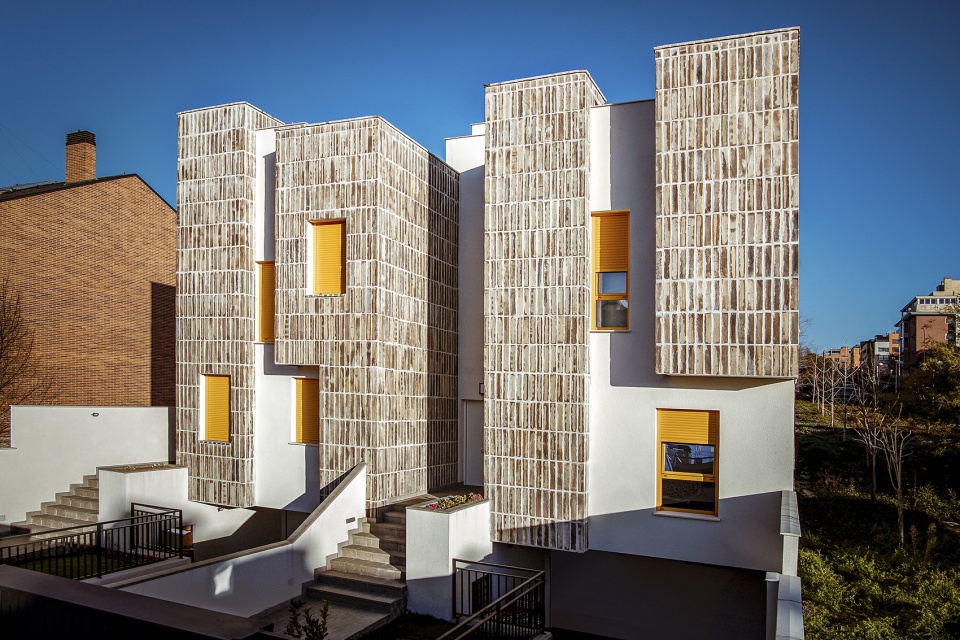 montecarmelo townhouses by ooiio architecture