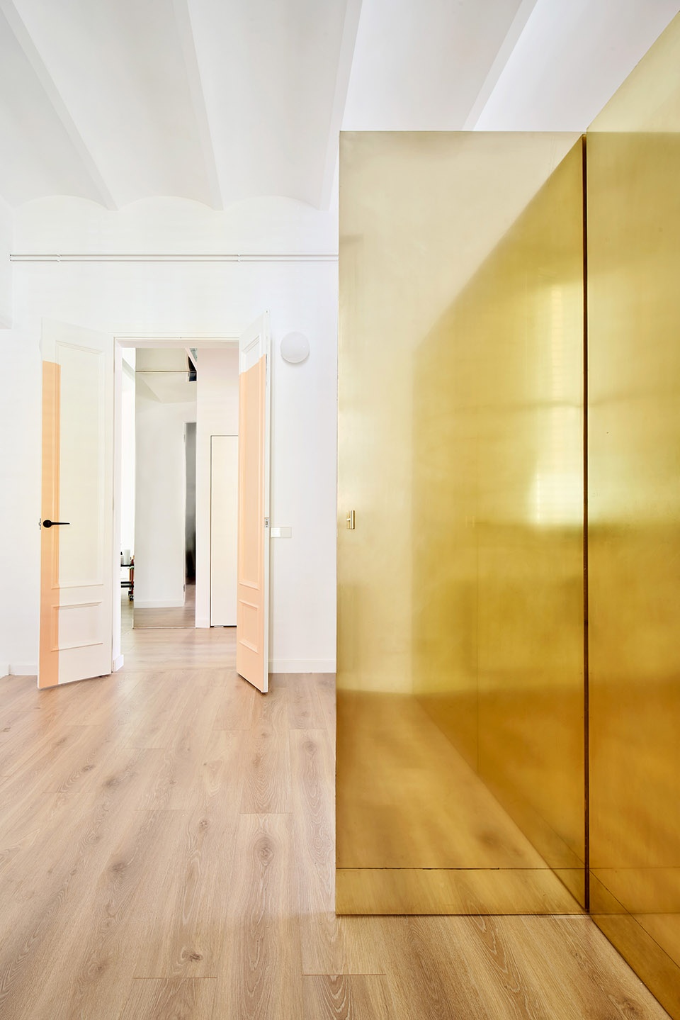 the magic box apartment by raul sanchez architects
