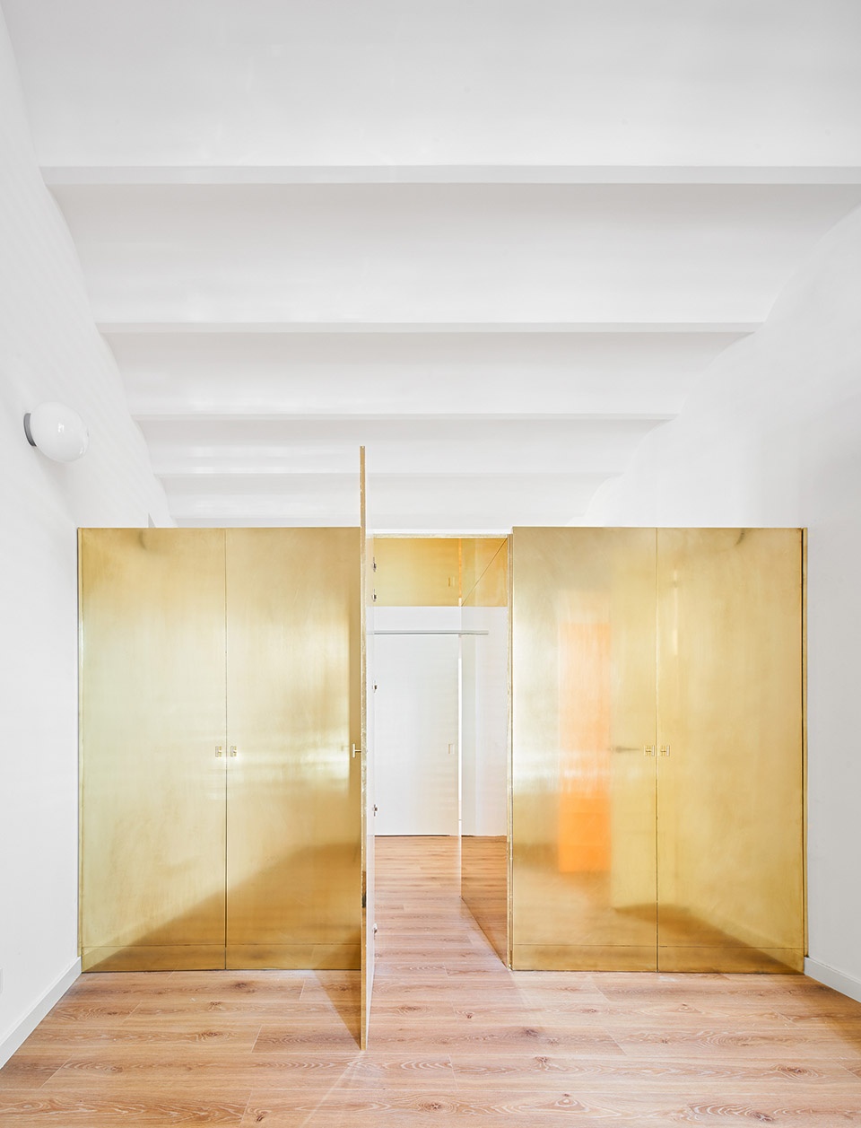 the magic box apartment by raul sanchez architects