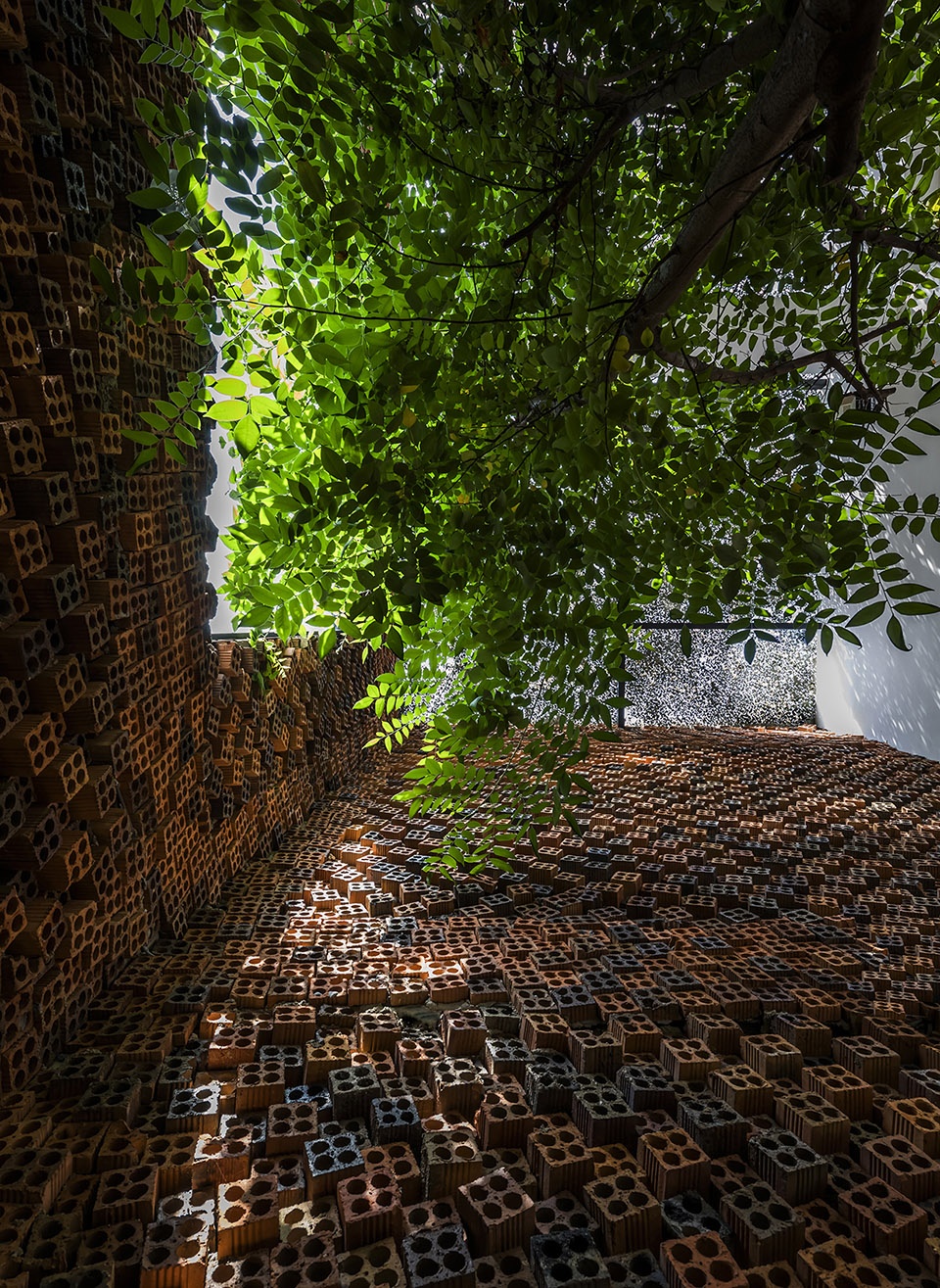 Wall house Creative Architects