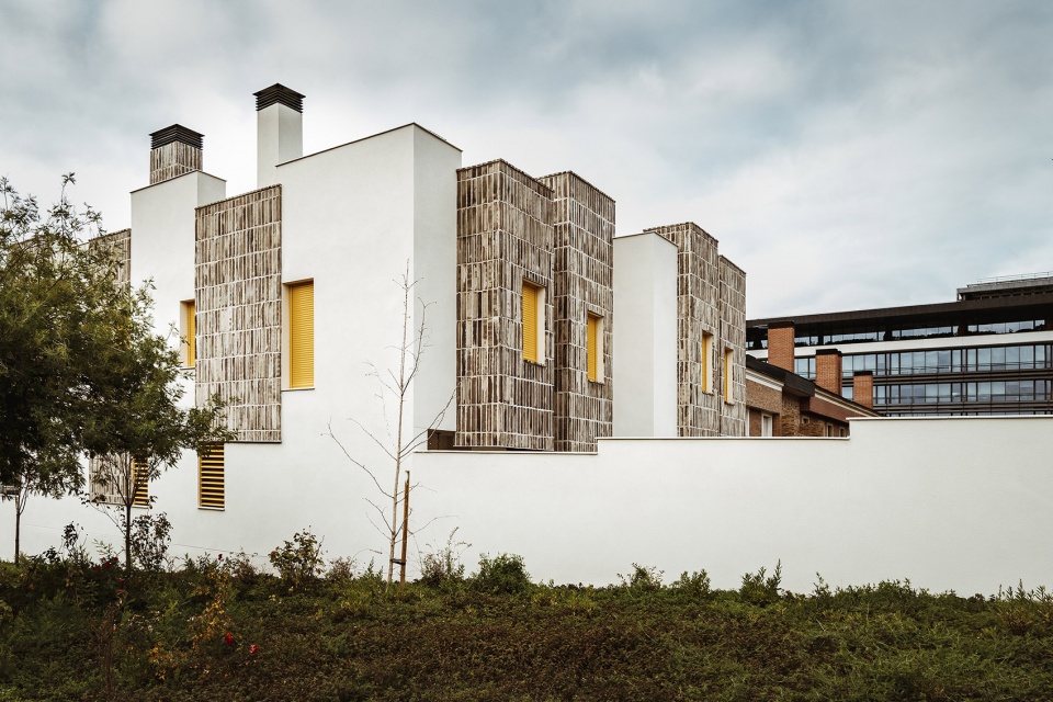 montecarmelo townhouses by ooiio architecture