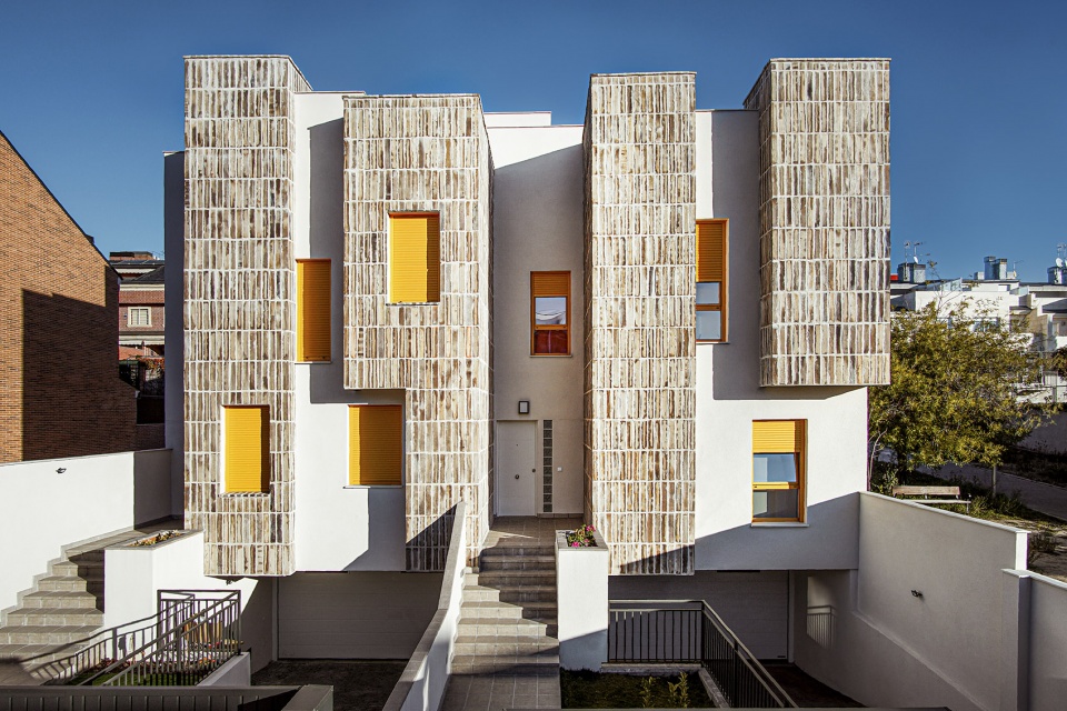montecarmelo townhouses by ooiio architecture