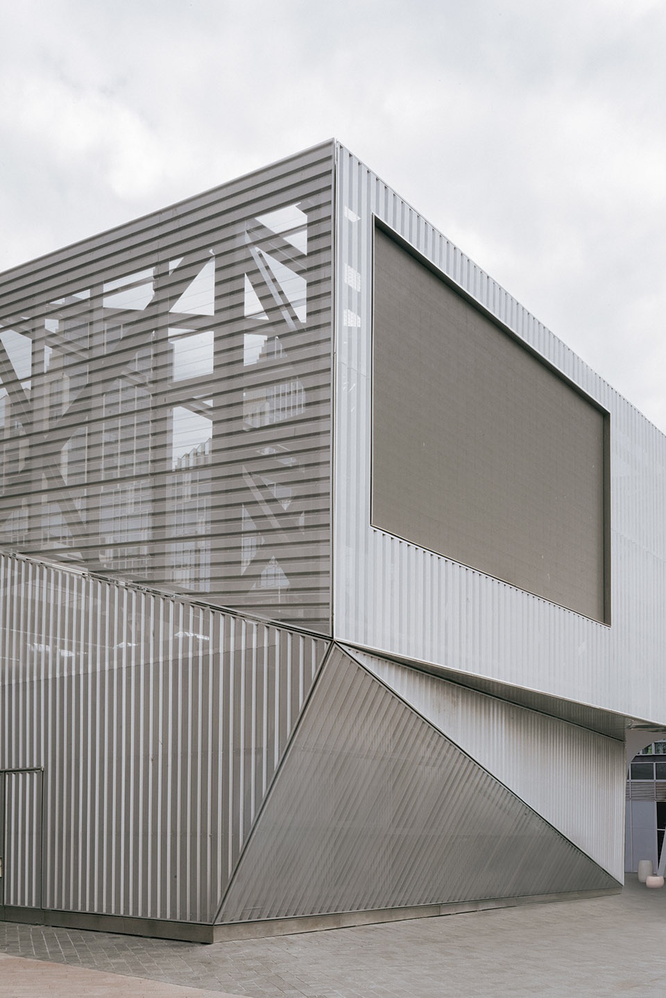 north greenwich sculptural screen by neiheiser argyros