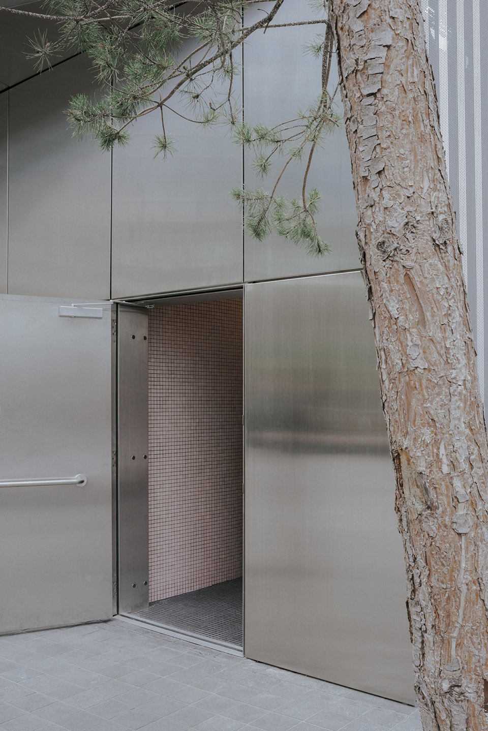 north greenwich sculptural screen by neiheiser argyros
