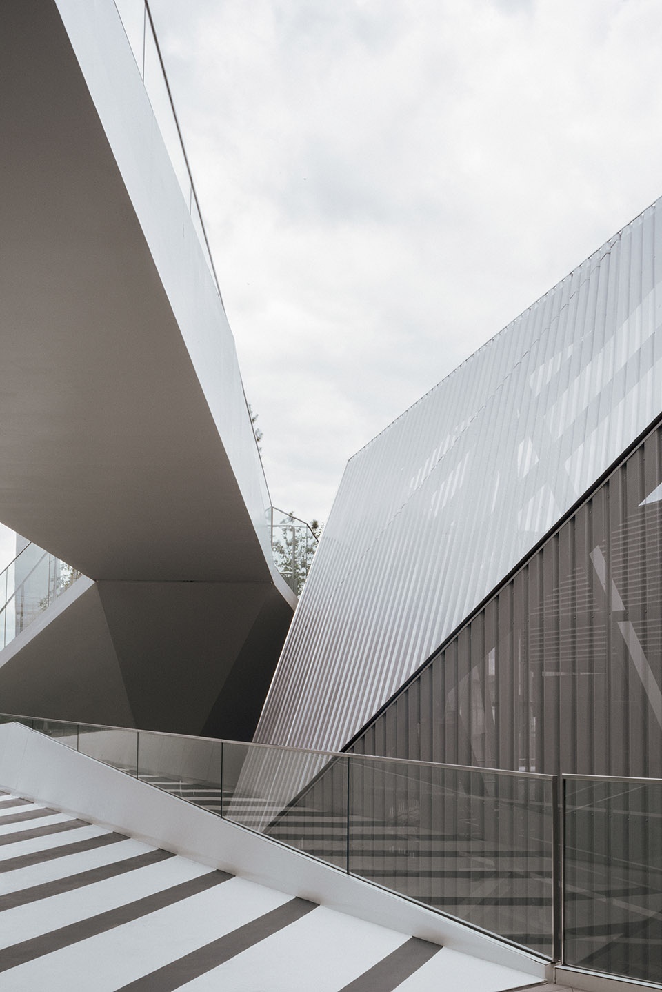 north greenwich sculptural screen by neiheiser argyros