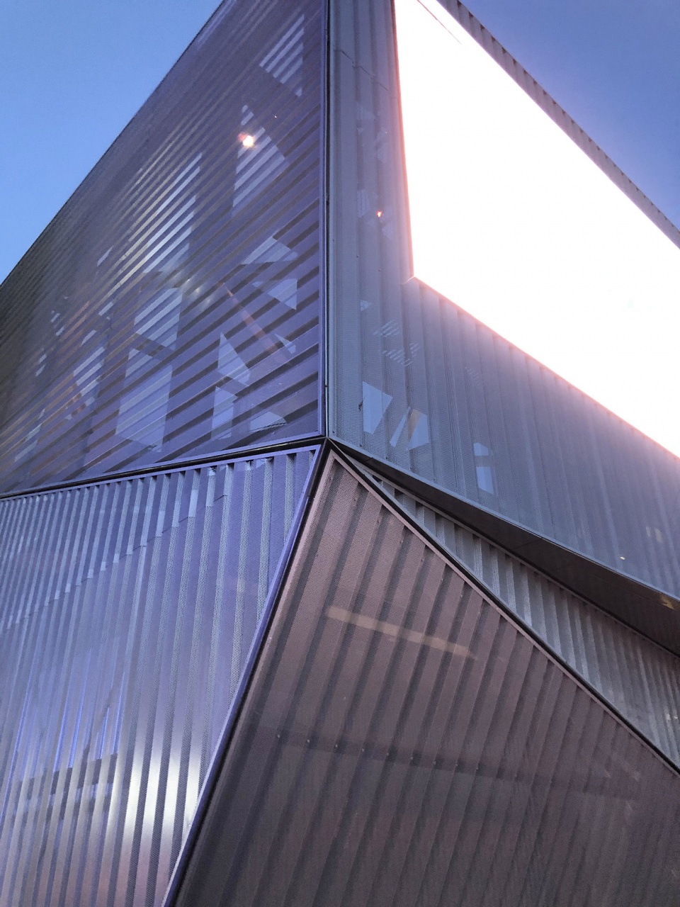 north greenwich sculptural screen by neiheiser argyros