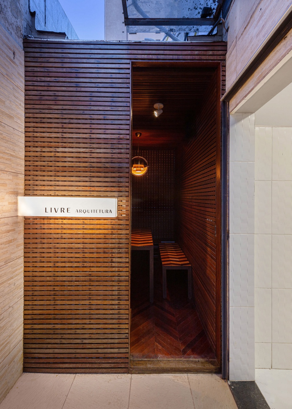 wood muxarabi office para brasil by livre arquitetura