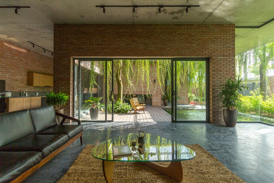 greenery curtain house by hgaa