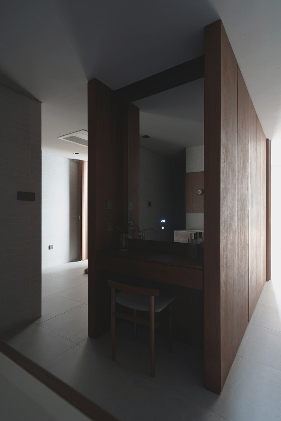 A home made of porcelain and walnut Bridge Lab