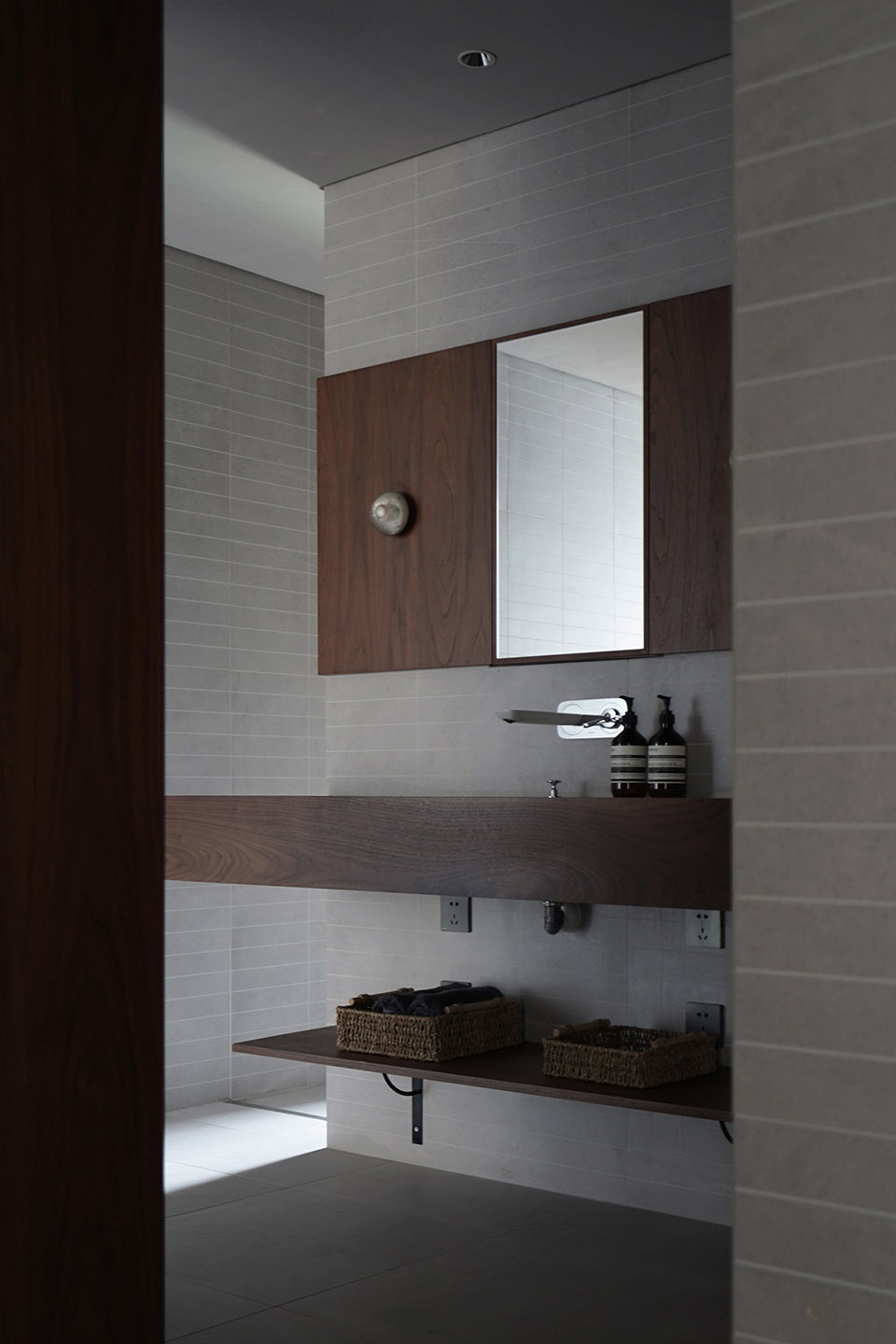 A home made of porcelain and walnut Bridge Lab