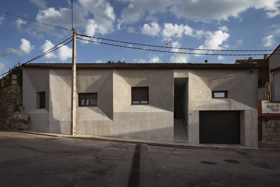 bus house by ooiio architecture