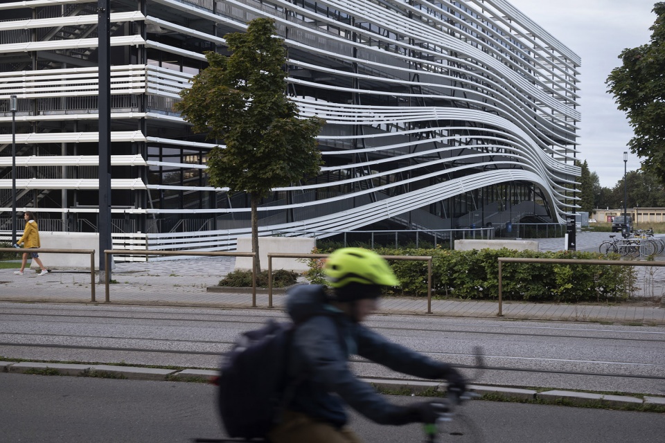 Building T by SADAR VUGA