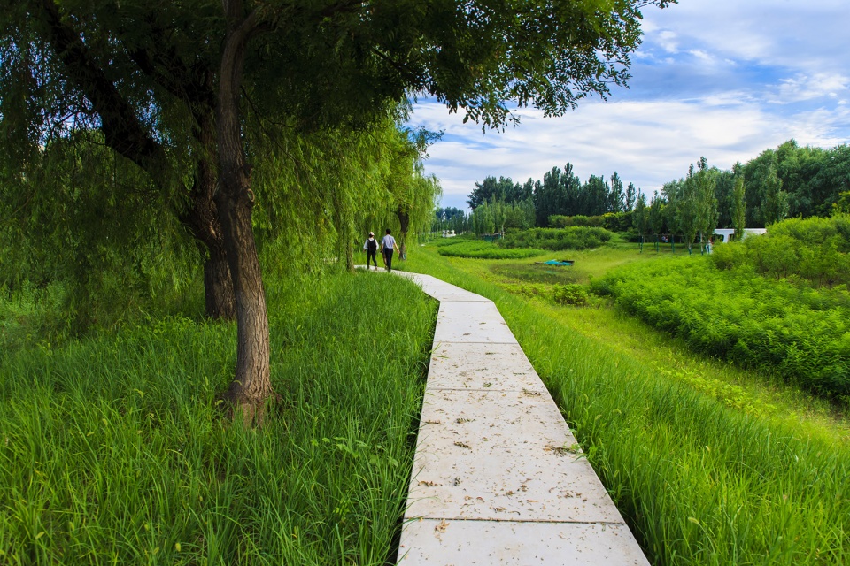 the beijing yongxing river greenway china by turenscape