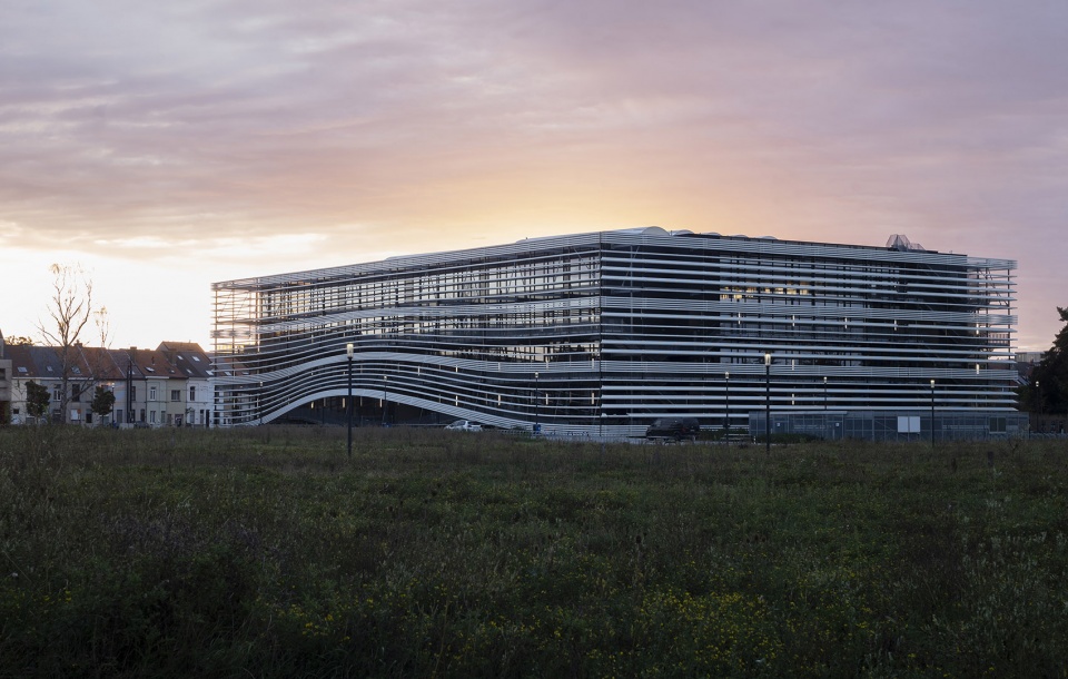 Building T by SADAR VUGA