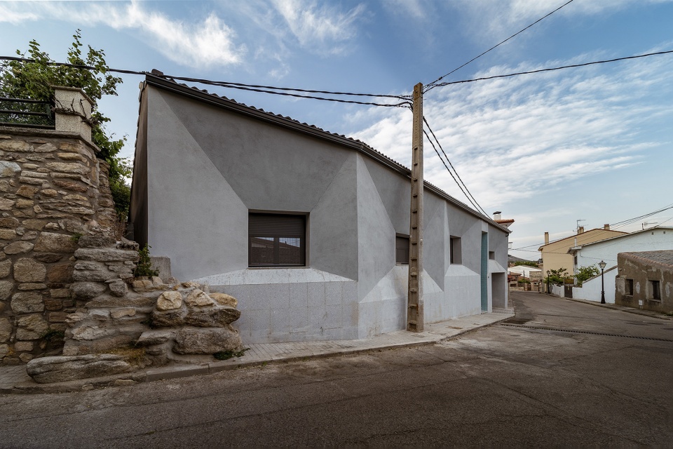 bus house by ooiio architecture