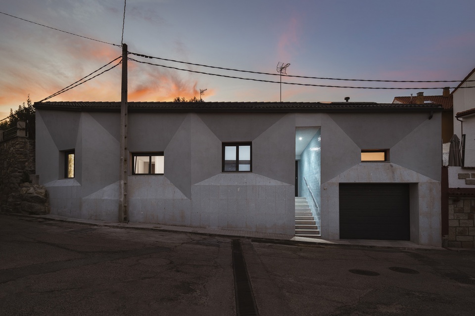 bus house by ooiio architecture