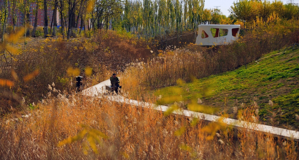 the beijing yongxing river greenway china by turenscape