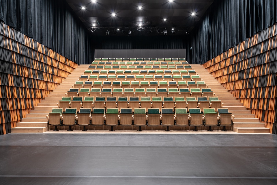 National Dance Theater Budapest ZDA