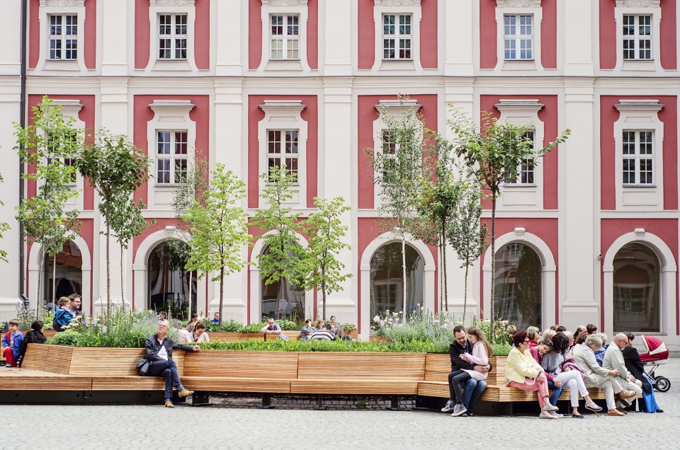 revitalization of the poznan city halls area by atelier starzak strebicki
