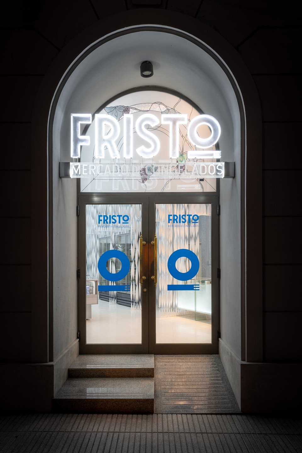 FRISTO frozen food market by EFEEME architects