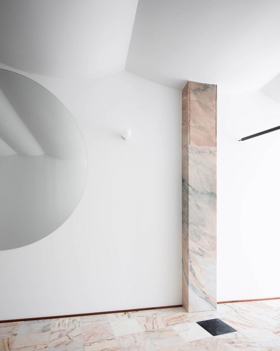 Fireworks in white by Fala Atelier