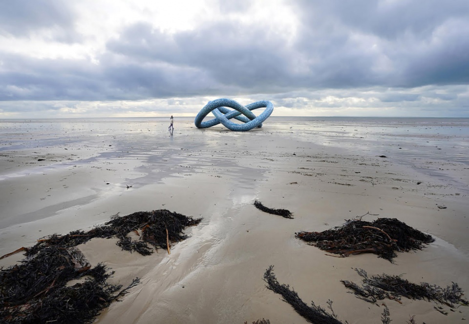 Recycling Loop by Vincent Leroy