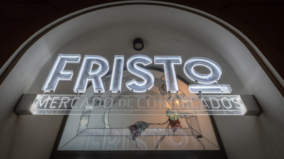 FRISTO frozen food market by EFEEME architects