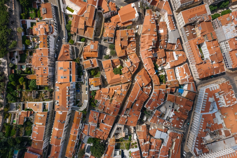 building in costa do castelo by aurora arquitectos