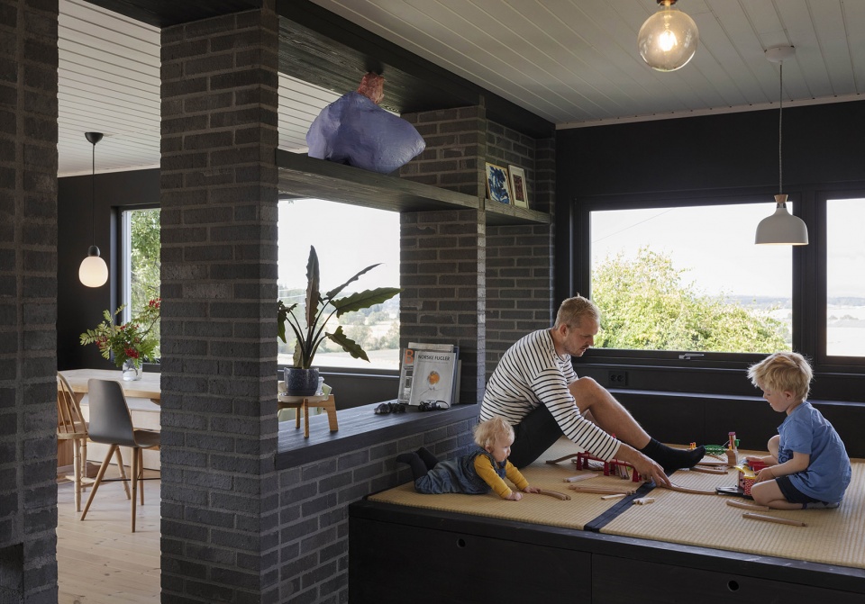 White House Black Brick Austigard Arkitektur