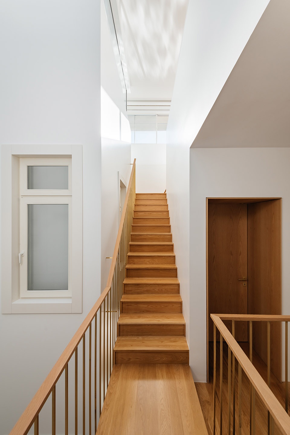 building in costa do castelo by aurora arquitectos