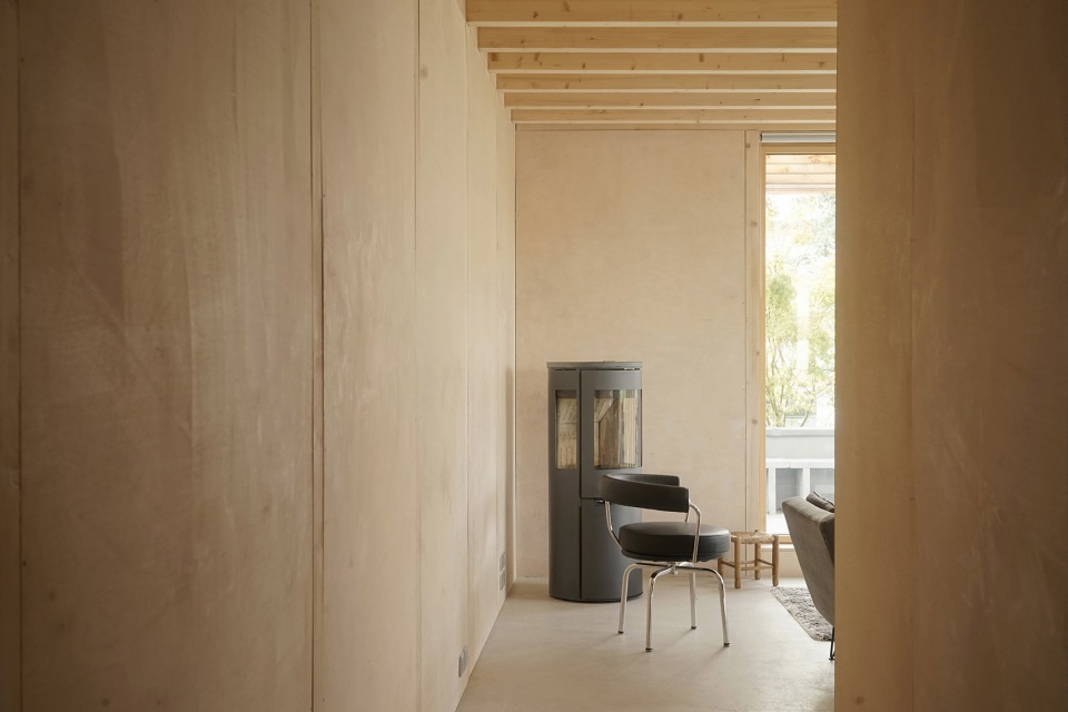 Suspended House OFFICE MUTO