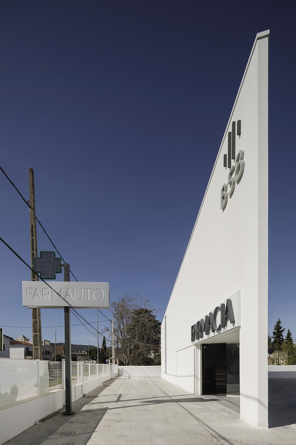 pharmacy 58 in cordoba by estudio de arquitectura javier terrados