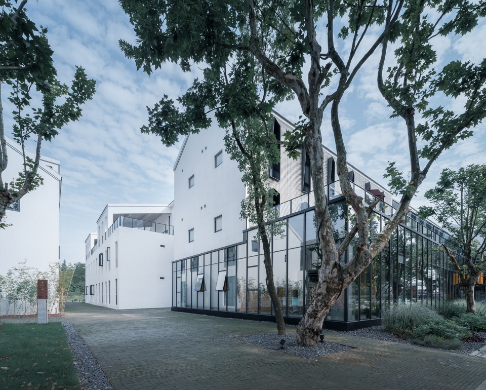 8342 Yangtze River Delta Roadshow Center AND STUDIO